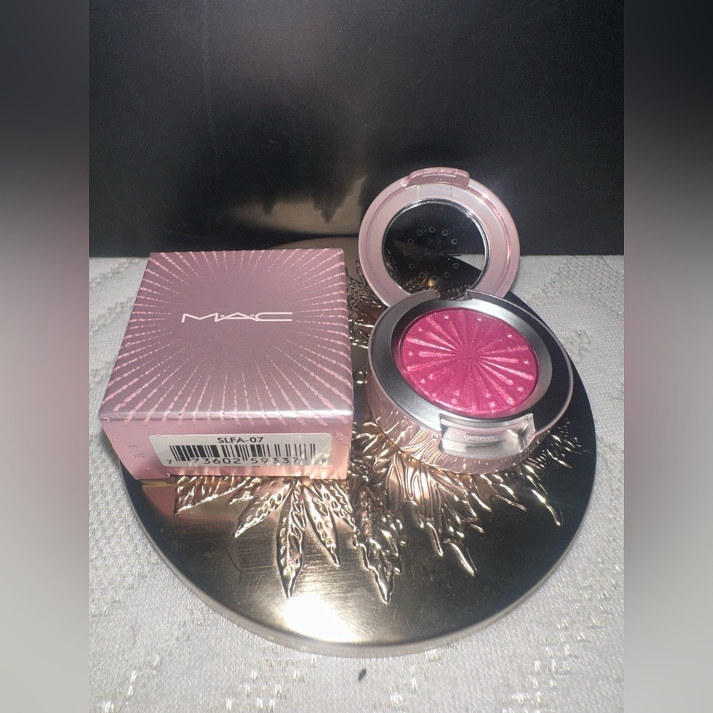 MAC Explosive Chemistry Extra Dimension Foil Eyeshadow